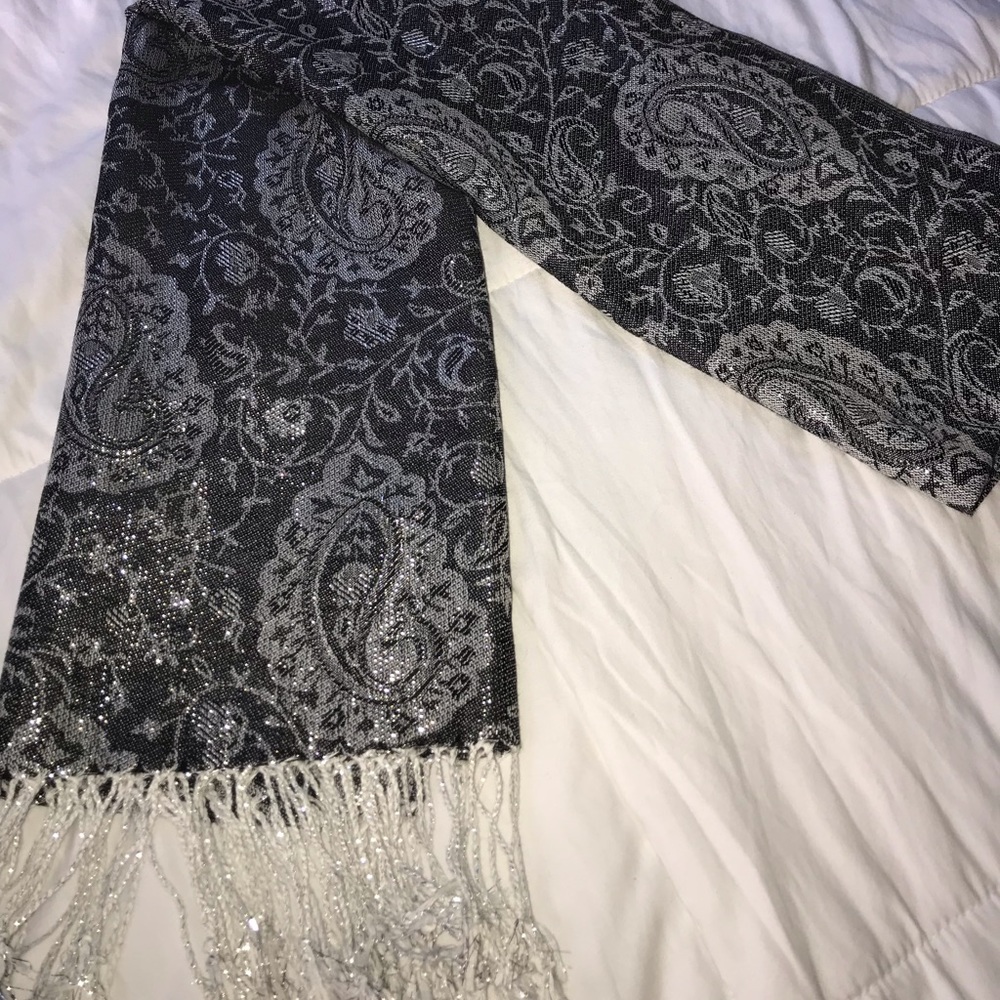 NWOT Sparkly Scarf